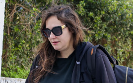 קרן פלס מגיעה לאולפני נווה אילן (צילום: אורטל דהן זיו)