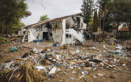 הריסות של בית בקיבוץ בארי  (צילום: חיים גולדברג, פלאש 90)