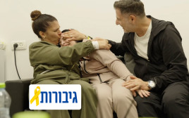 החטופות עם משפחותיהם (צילום: דובר צה"ל)