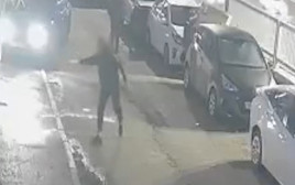 בלשי משטרת תא"ד עצרו שני חשודים תושבי שועפט בזמן שניסו להצית מוסך (צילום: דוברות המשטרה)