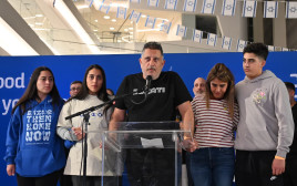 משפחתה של לירי אלבג ששבה מהשבי בהצהרה לתקשורת (צילום: מטה משפחות החטופים)
