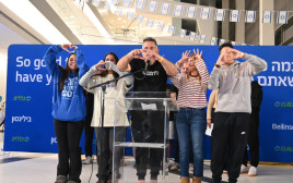 משפחתה של לירי אלבג: "הלב שלנו חצוי ביום שאני צריך לשמוח" (צילום: מטה משפחות החטופים)
