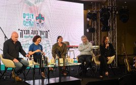 פעילן מנחה את פאנל הפתיחה. "בכל מקום תמצא את בוגרי הצופים" (צילום: יניב כהן)
