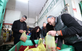 אריזת סלי מזון לחלוקה בעמותת בית לחם יהודה (צילום: קובי הר צבי )