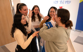 אגם ברגר במפגש ראשון עם ארבע התצפיתניות ששוחררו משבי חמאס (צילום: דובר צה"ל)