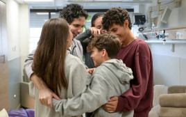 עופר קלדרון פוגש את ילדיו (צילום: עומר מירון /לע"מ)