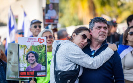 ישראלים בכיכר החטופים בעת שחרור עופר קלדרון (צילום: יונתן זינדל, פלאש 90)