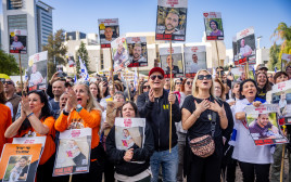 ישראלים בכיכר החטופים צופים בשחרור עופר קלדרון, קית' סיגל וירדן ביבס (צילום: יונתן זינדל, פלאש 90)