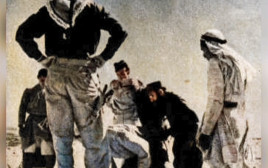 הרב גורן במבצע ליקוט עצמות (צילום: ארכיון כפר עציון)