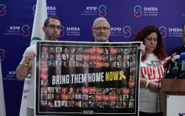משפחתו של עופר קלדרון במסיבת העיתונאים (צילום: אבשלום ששוני)