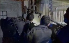 פשיטה על מתחם מגורים בכפר קרע בו אותרו שוהים בלתי חוקיים שהגיעו מעזה (צילום: דוברות המשטרה)