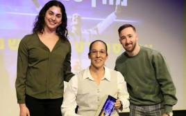 פרשה עם מדליית זהב פראלימפית. מורן סמואל מקבלת את הפרס מארטיום דולגופיאט ואופיר שחם (צילום: אתר רשמי, נדב הולצמן)