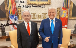 המזכרת שהעניק דונלד טראמפ לבנימין נתניהו בוושינגטון, בכיתוב: "לביבי, מנהיג דגול" (צילום: דוברות)