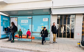 אמפמ מחלקת גרביים בתחנות אוטובוס  (צילום: באדיבות JCS)