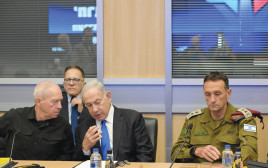 הערכת מצב ביטחונית בקריה בראשות נתניהו, ובהשתתפות גלנט והרמטכ"ל הלוי (צילום: עמוס בן גרשום/לע״מ)