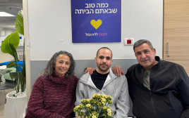 ירדן ביבס והוריו בבית החולים (צילום: מטה משפחות החטופים)