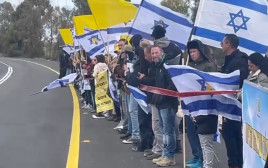 תמיכה בחטופים מחוץ לבסיס רעים (צילום: אבי אשכנזי)