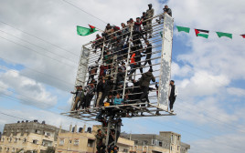 עזתים בטקס שחרור החטופים (צילום: רויטרס)