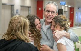  אוהד בן-עמי במפגש המרגש עם משפחתו (צילום: מעיין טואף, לע"מ)