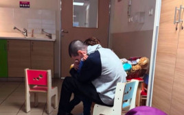 אור לוי במפגש עם בנו אלמוג (צילום: ללא קרדיט)
