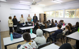 תלמידי בית ספר אפעל חוזרים לשגרה (צילום: אורי חבושי)