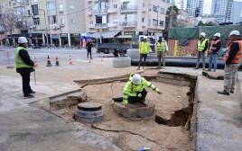 בולען בתל אביב (צילום: אבשלום ששוני)