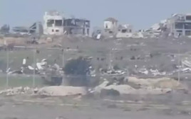 עזתים על הגדר (צילום: צילום מסך)