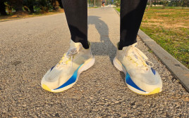 אדידס Adizero Boston 12 (צילום: זאב ינאי)