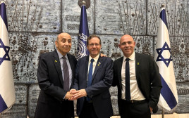 פרופ' סוארי, חן והנשיא הרצוג, בטקס לכבוד הקמת בית הספר בבית הנשיא (צילום: חיים צח לע"מ)