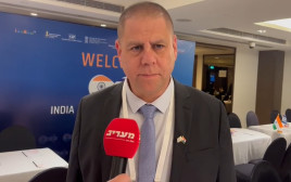 המפתח ארנון ברק מספר על תריס גלילה ממוגן ירי (צילום: פלד ארבלי)