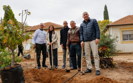 משפחתו של סמל נתנאל יאנג בנטיעות של הסוכנות היהודית (צילום:  גיא יחיאלי עבור הסוכנות היהודית)