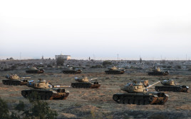 משוריינים מצריים סמוך לגבול עם ישראל (צילום: רויטרס)