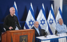 בני גנץ, בנימין נתניהו, יואב גלנט (צילום: חיים גולדברג, פלאש 90)