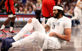 אנתוני דייויס שחקן דאלאס מאבריקס (צילום: GettyImages)