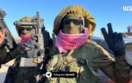 מחבלי חמאס עם נשקים ישראלים (צילום: רשתות ערביות)