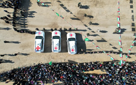 רכבי הצלב האדום בנקודת החבירה (צילום: רויטרס)