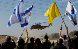 המסוק עם החטופים נוחת  (צילום: רויטרס)