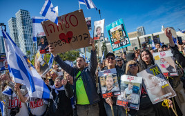 ישראלים בכיכר החטופים, פעימה שישית (צילום: יונתן זינדל, פלאש 90)