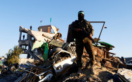 מחבלי חמאס (צילום: REUTERS/Hatem Khaled)
