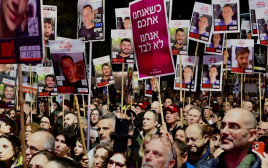 המונים בכיכר החטופים (צילום: אבשלום ששוני)