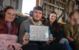 סשה טרופנוב עם אמו ילנה ובת זוגו ספיר (צילום: דובר צה"ל)
