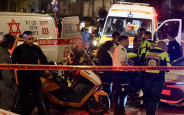 זירת החיסול ברחוב עמיחי בת"א (צילום: אבשלום ששוני)