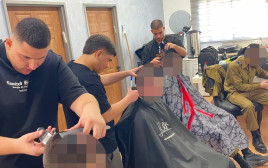 תלמידי "תיכון טכנולוגי נעמ"ת חדרה" מספרים את טירוני גולני (צילום: "תיכון טכנולוגי נעמ"ת")