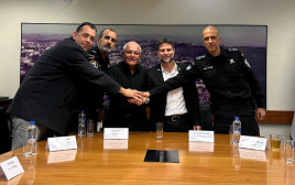 השרים בצלאל סמוטריץ’ וחיים כץ בחתימה על הסכם עקרונות ליישום תוספות השכר לשוטרים וללוחמי הכליאה (צילום: דוברות המשרד לביטחון לאומי)