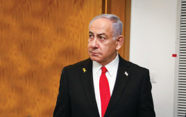 נתניהו בבית המשפט המחוזי בת"א (צילום: פול גדעון מרקוביץ)