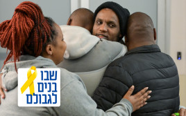 אברה מנגיסטו במפגש המרגש עם משפחתו בבית החולים איכילוב (צילום: מעיין טואף/לע״מ)