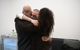 עומר ונקרט מתאחד עם משפחתו  (צילום: דובר צהל)