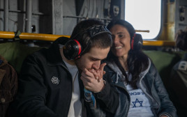 עומר שם טוב יחד עם הוריו, שלי ומלכי, בדרכם לבית החולים (צילום: דובר צהל)