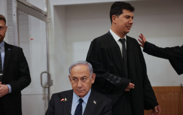 בנימין נתניהו בבית המשפט (צילום: מרים אלסטר, פלאש 90)