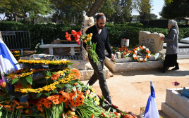 ירדן ביבס בהלוויה של שירי, אריאל וכפיר ז"ל (צילום: איתן אונר)